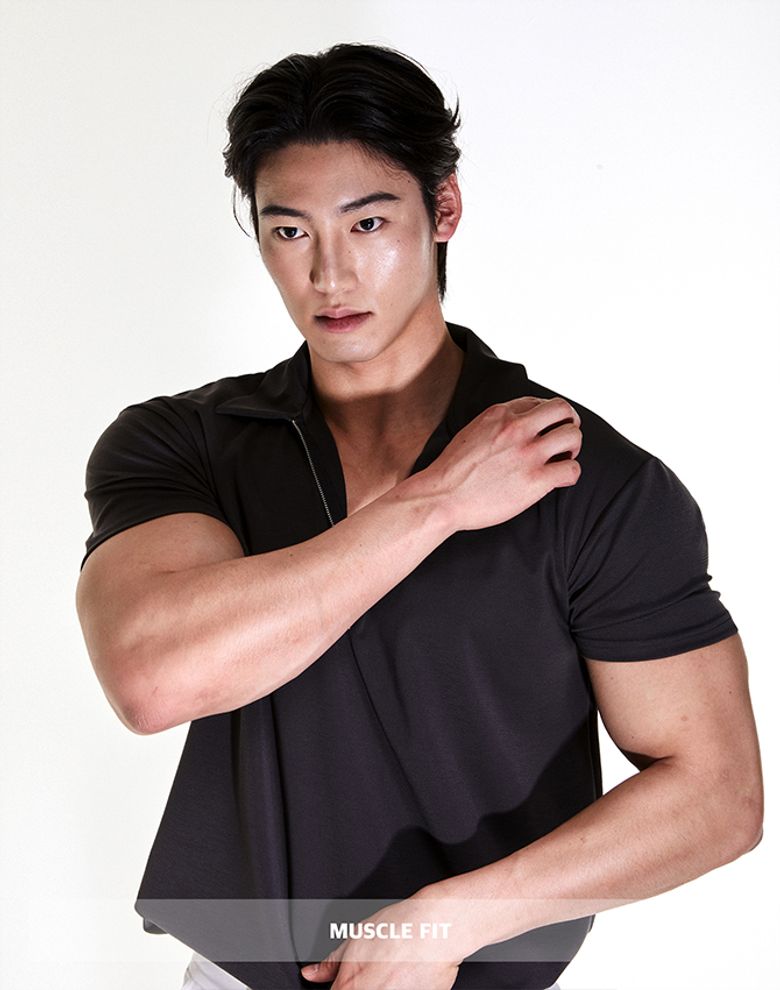 와이드숄더 하프집업 머슬핏 폴로셔츠 (차콜)