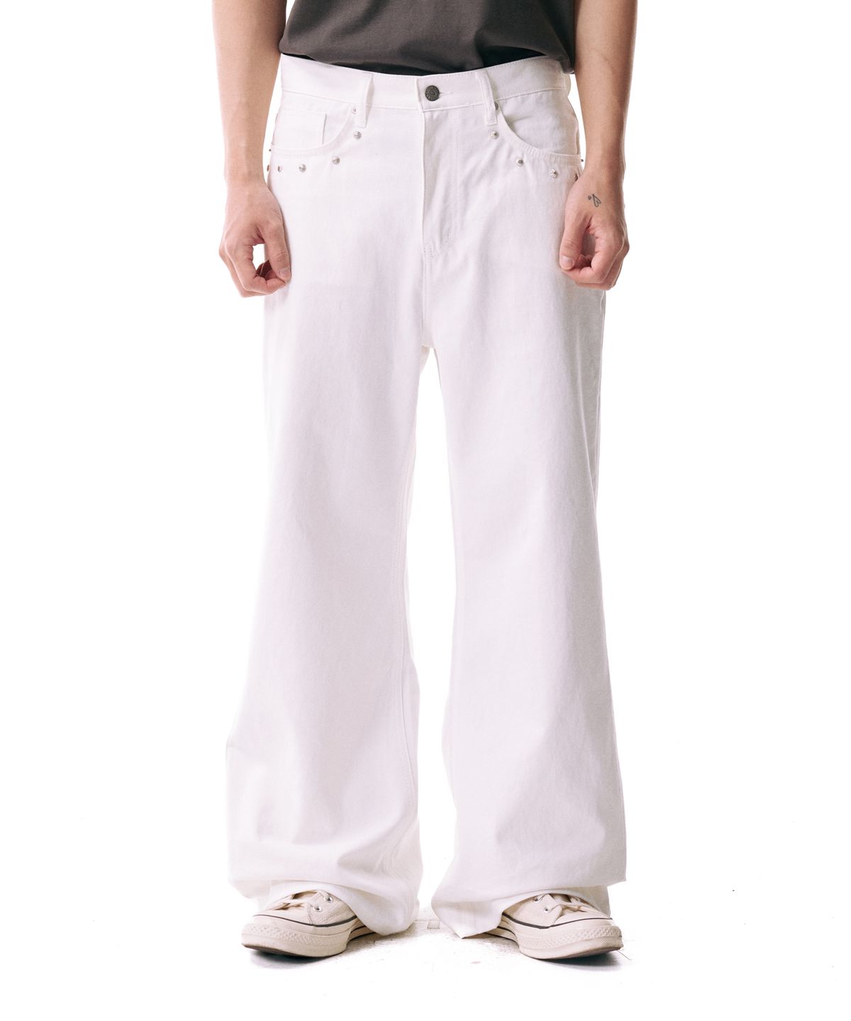 아캄(AAKAM) Multi Studded Cotton Pants (White)
