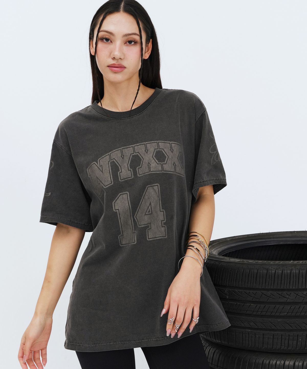엔와이엑스엑스(NYXX) NUMBER 14 PIGMENT TEE CHARCOAL