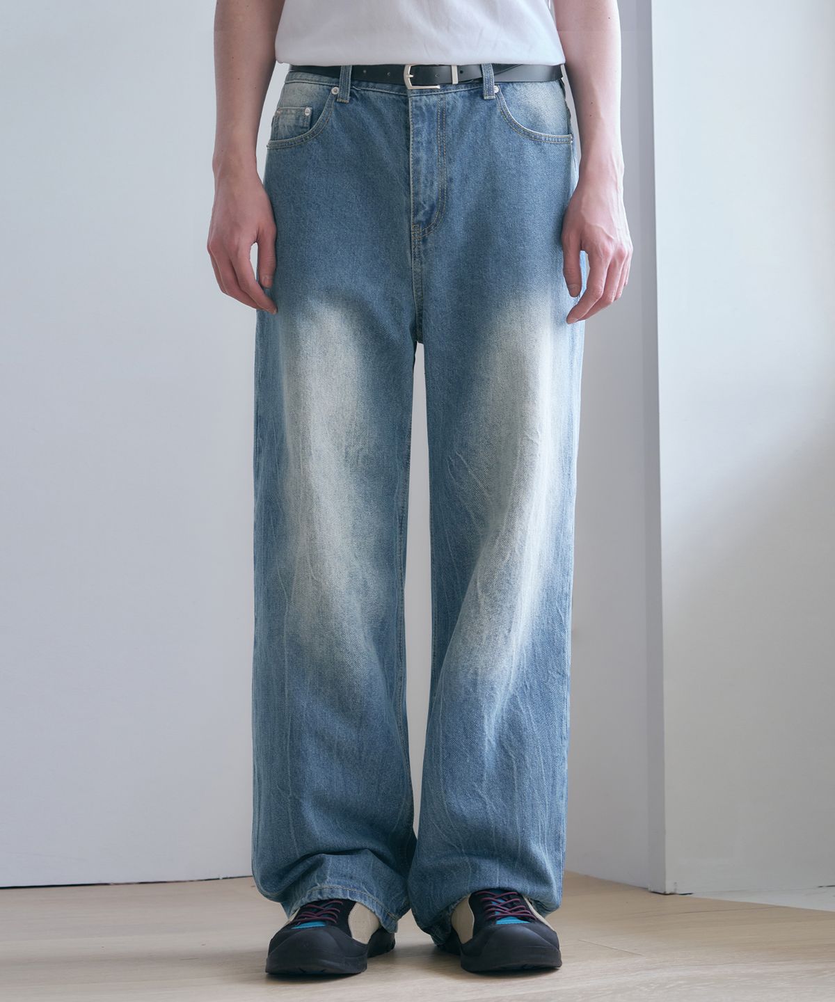 아워데이즈(OURDAYZ) 워시드 크랙 와이드 데님 팬츠 [WASHED BLUE]