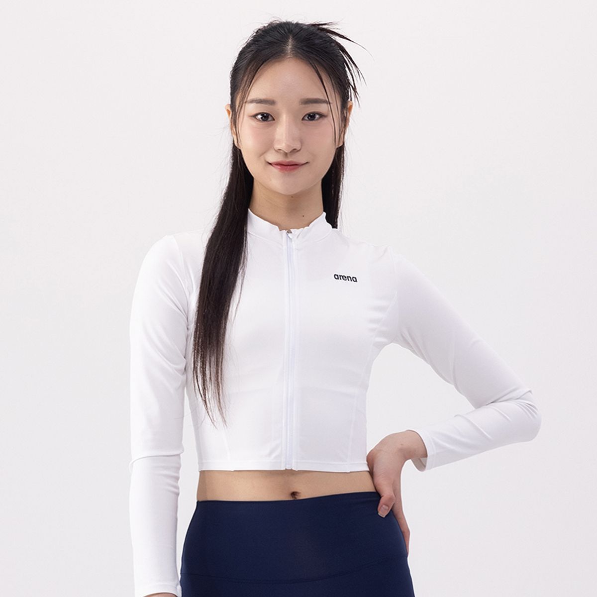 아레나(ARENA) 이니셜 레저 크롭 집업 래쉬가드 A4BL1PQ03WHT