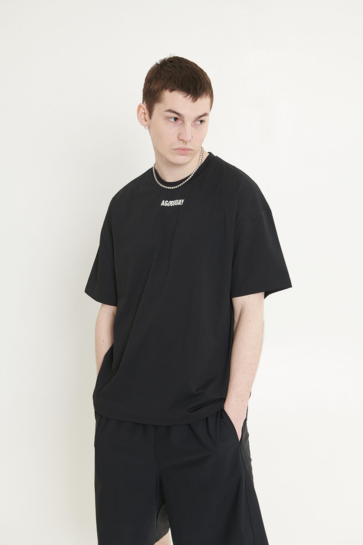 어굿데이(AGOODDAY) [UNISEX] EMBO SIGNATURE TSHIRT (BLACK)