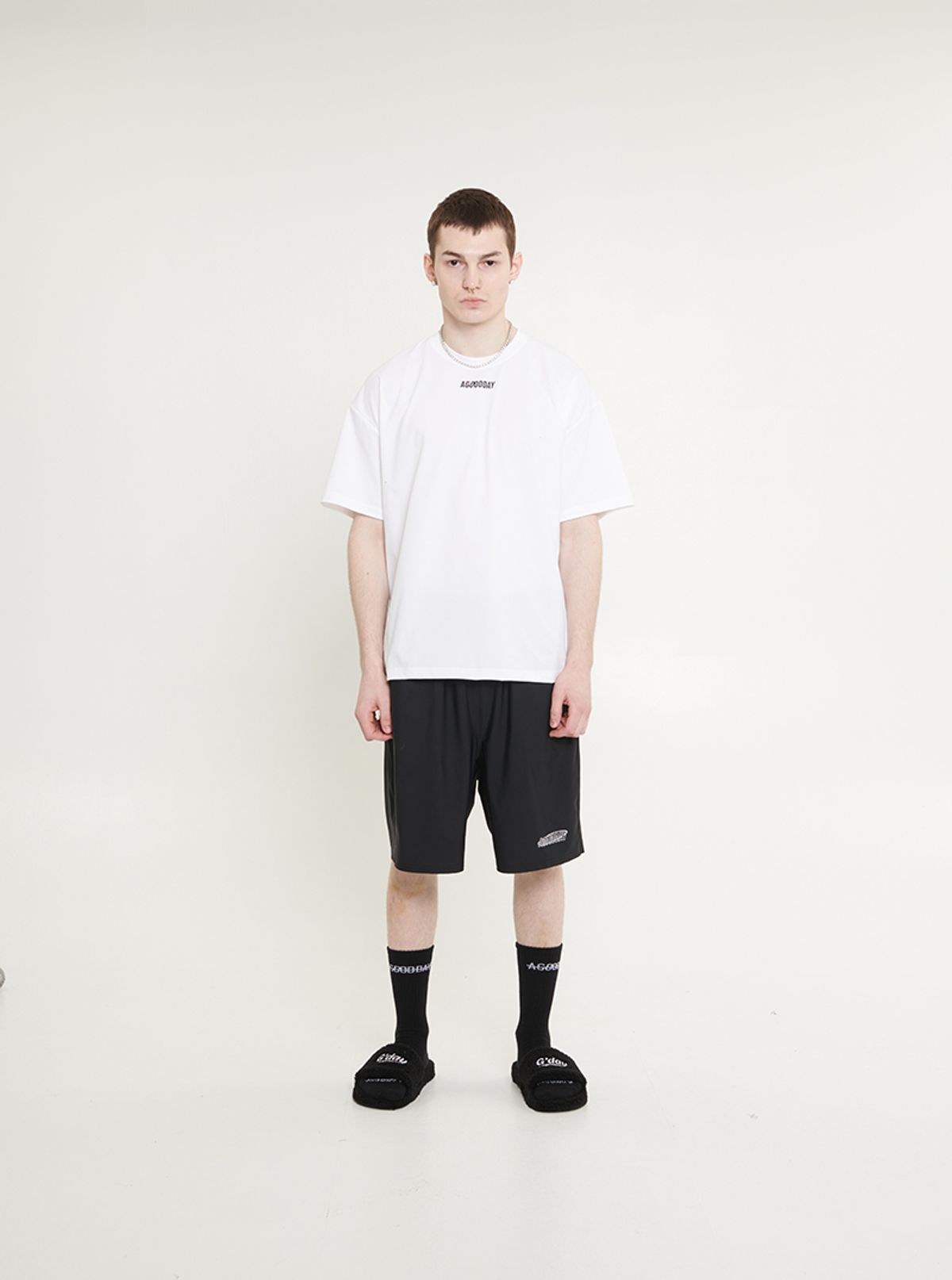 어굿데이(AGOODDAY) [UNISEX] EMBO SIGNATURE TSHIRT (WHITE)