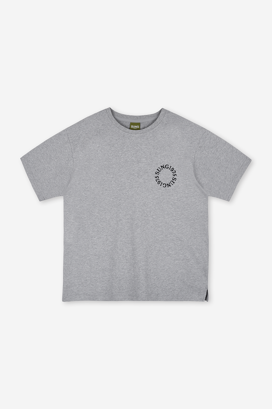 MUSINSA公式 | SUNG1975 Serif Emblom T-shirt (SUNG-TS-10)