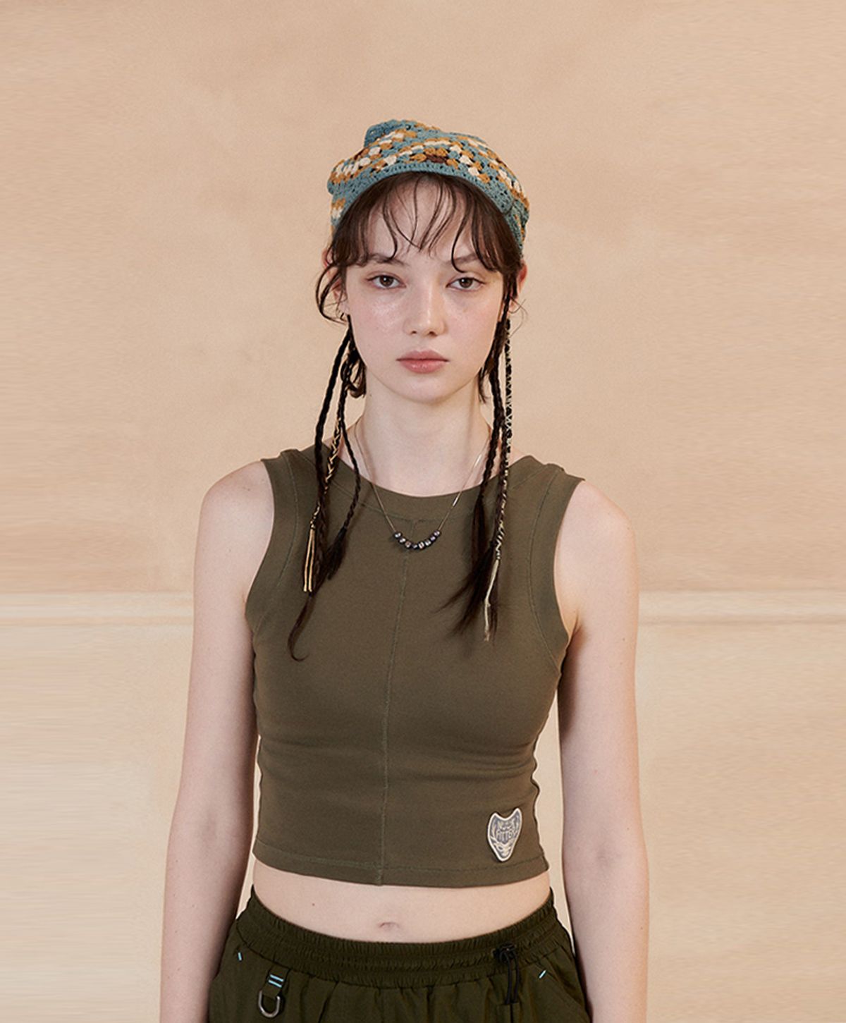 누크피터(NUUKFITTER) BACK SLIT CROP SLEEVELESS_WOMEN [KHAKI]