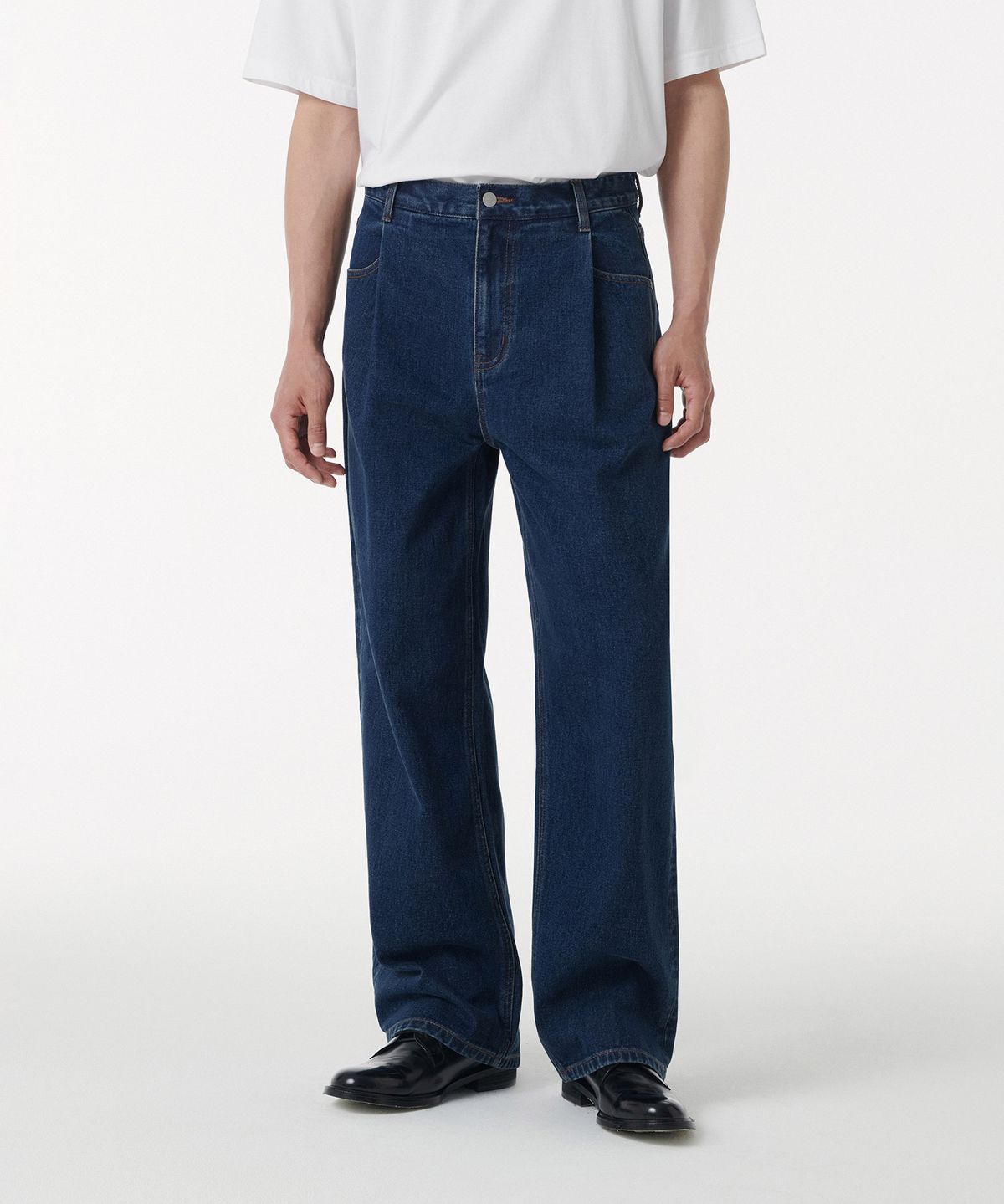 무신사 스탠다드(MUSINSA STANDARD) 딥 턱 오버랩 와이드 데님 팬츠 [미디엄 인디고]