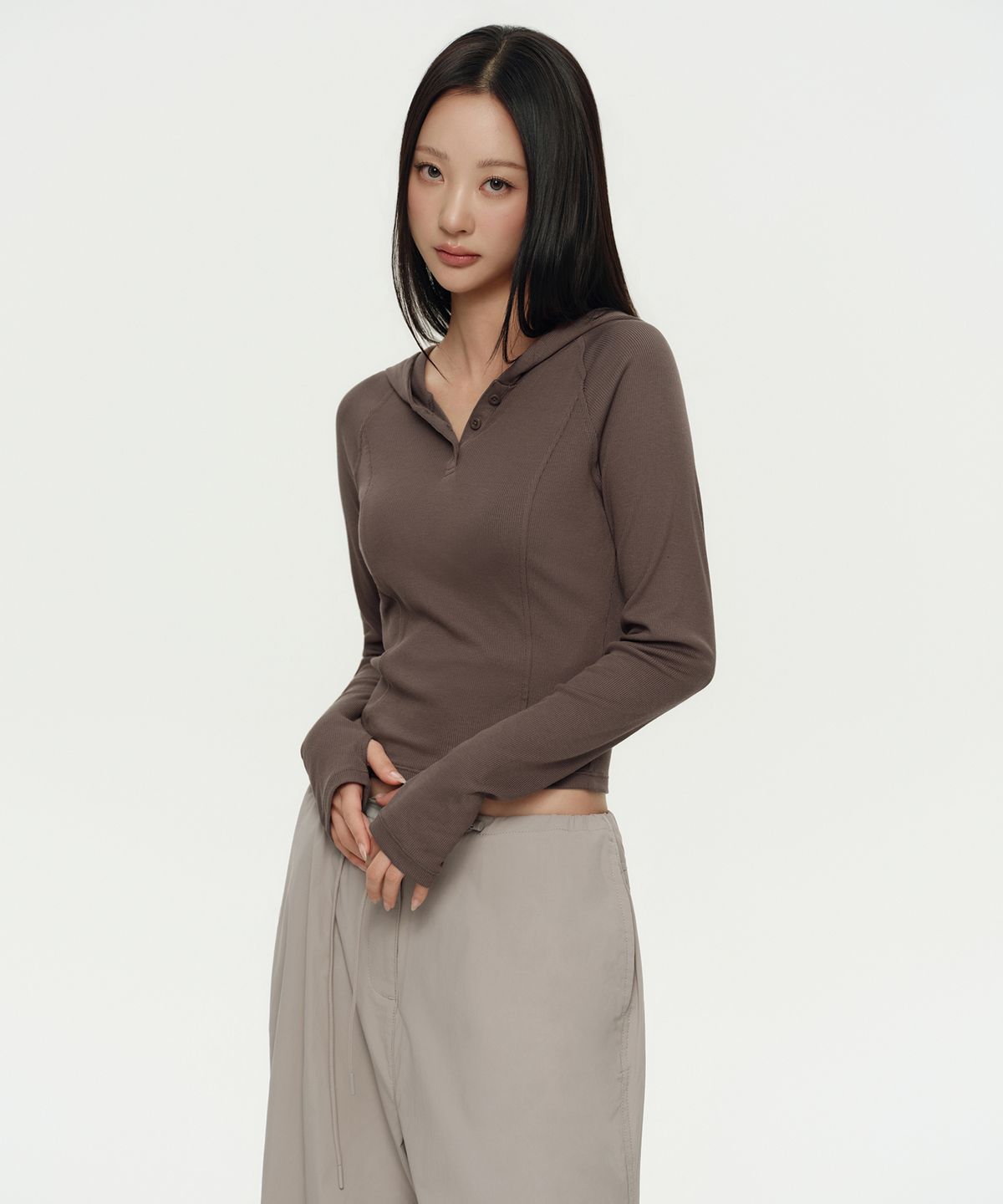 무신사 스탠다드 우먼(MUSINSA STANDARD WOMAN) 우먼즈 리브드 슬림 후디드 긴소매 티셔츠 [더스티 브라운]