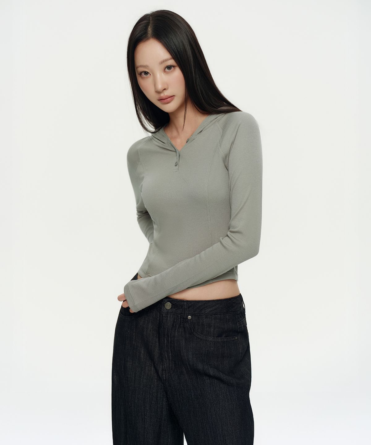 무신사 스탠다드 우먼(MUSINSA STANDARD WOMAN) 우먼즈 리브드 슬림 후디드 긴소매 티셔츠 [카키 그레이]