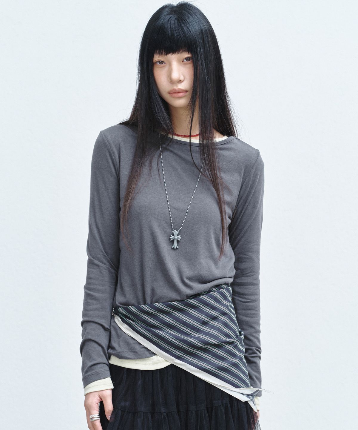 닉앤니콜(NICK&NICOLE) [ESSENTIAL] ESSENTIAL BOAT NECK TOP_CHARCOAL
