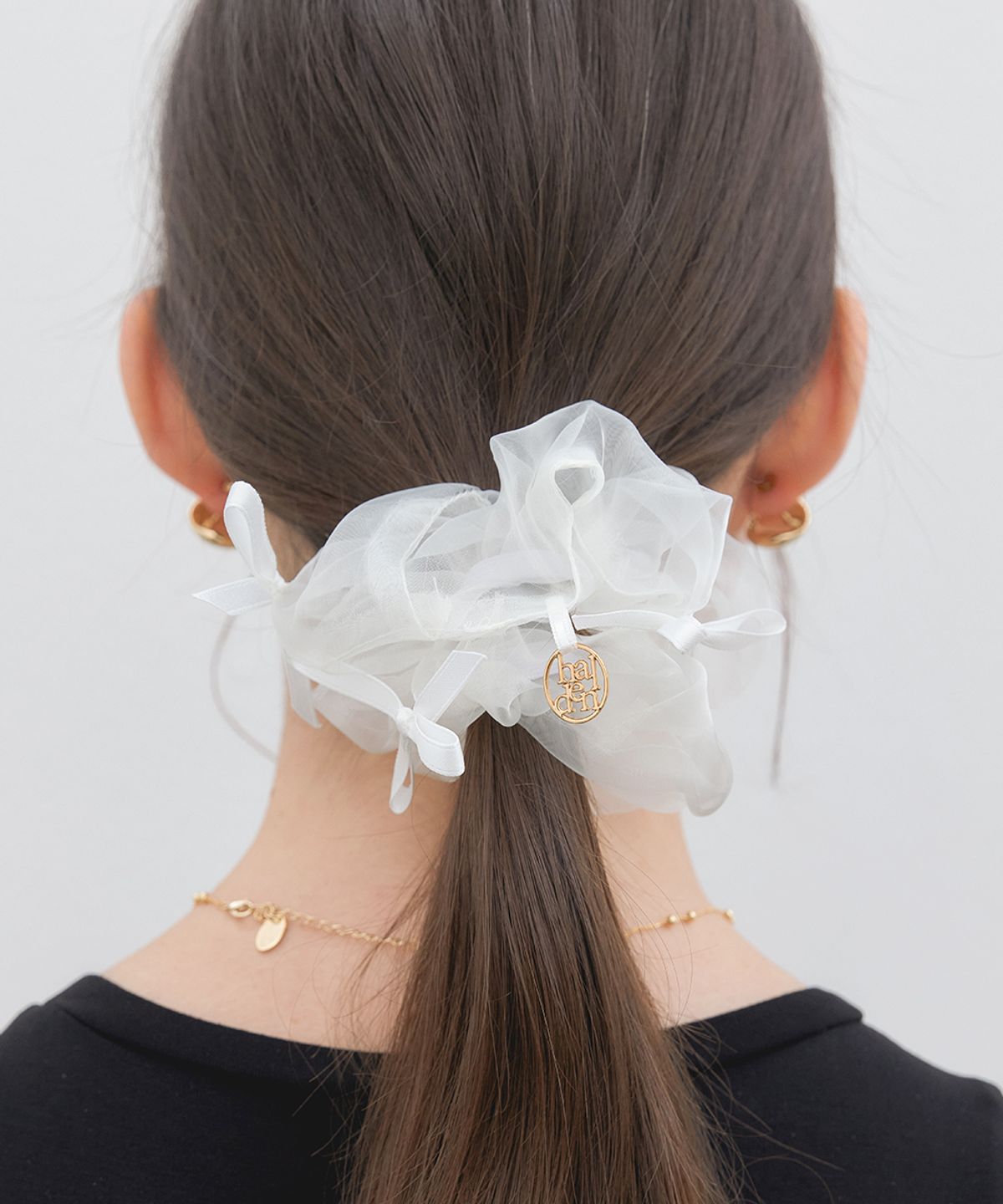 할렌(HALDEN) 3 ribbon mesh logo pendant scrunchie (H016_white)