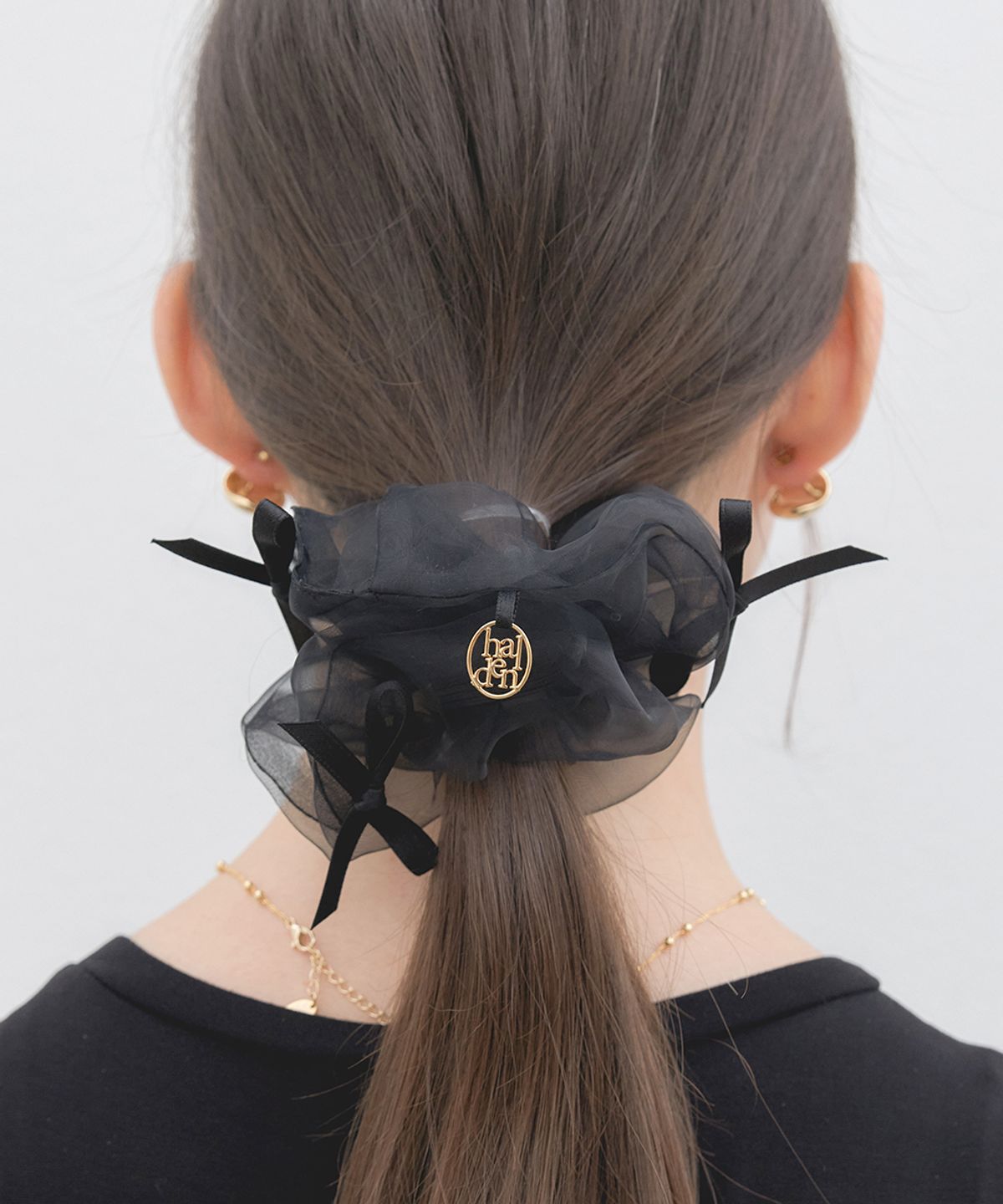할렌(HALDEN) 3 ribbon mesh logo pendant scrunchie (H016_black)