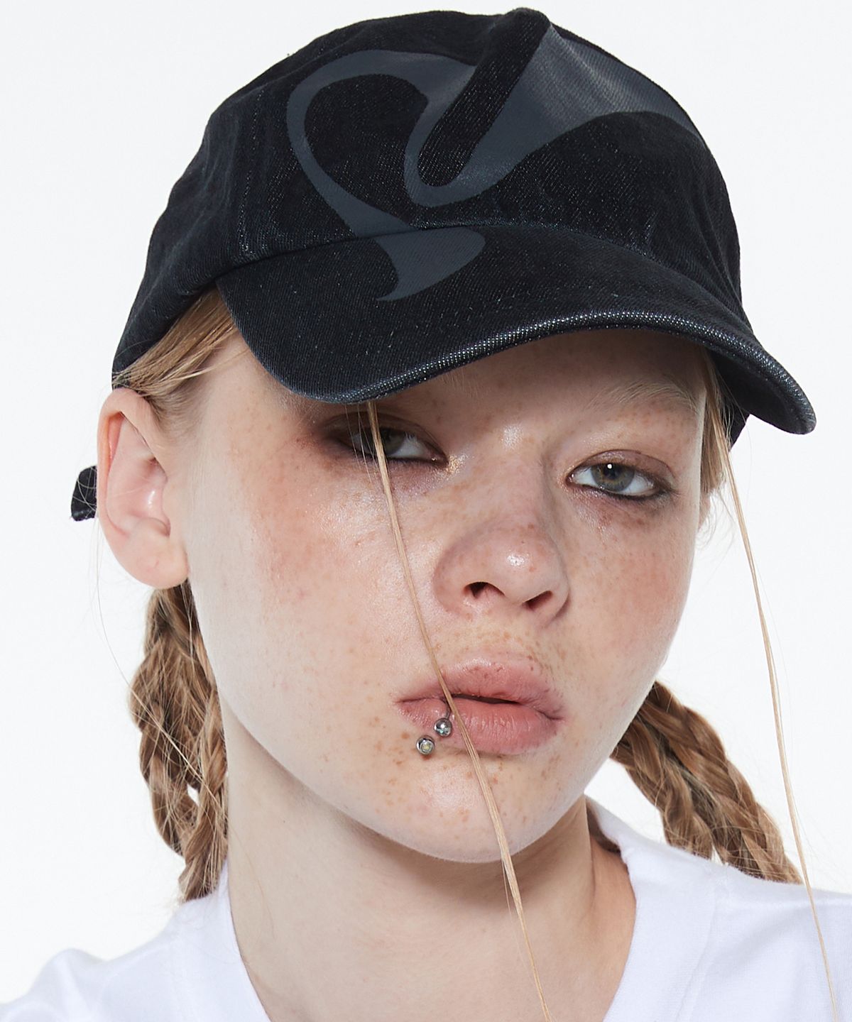 러브이즈트루(LUVISTRUE) CURVED L BALLCAP(BLACK)