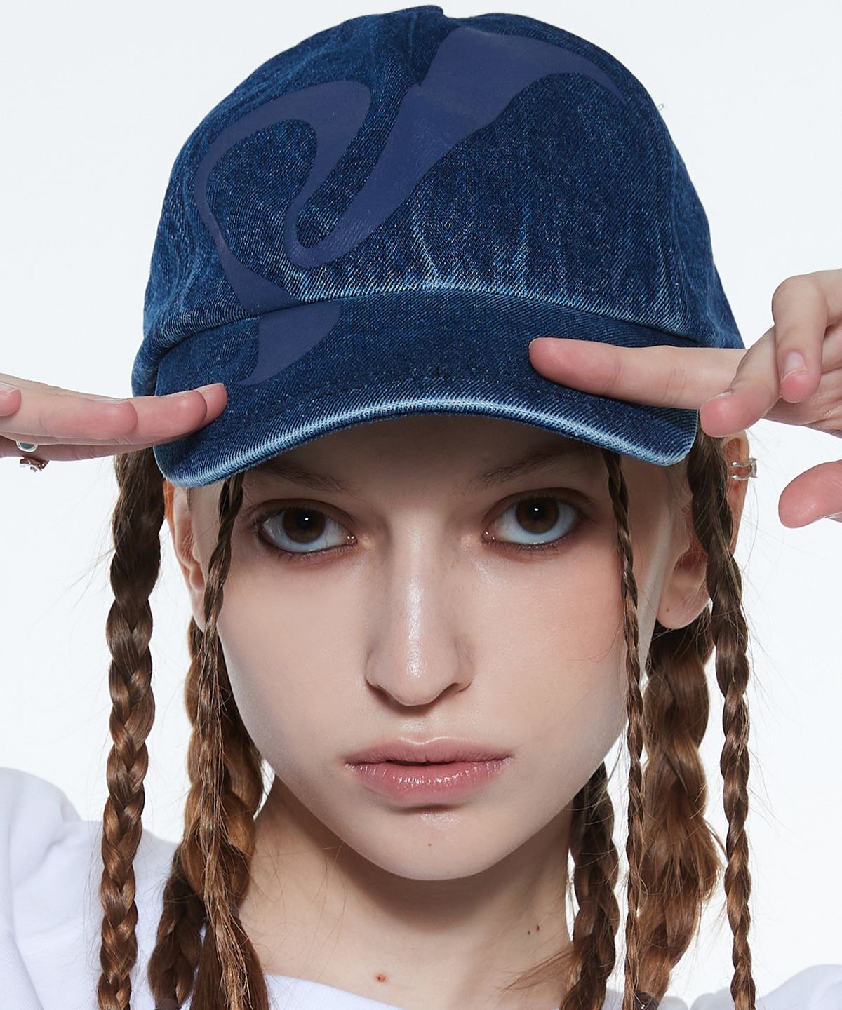 러브이즈트루(LUVISTRUE) CURVED L BALLCAP(NAVY)