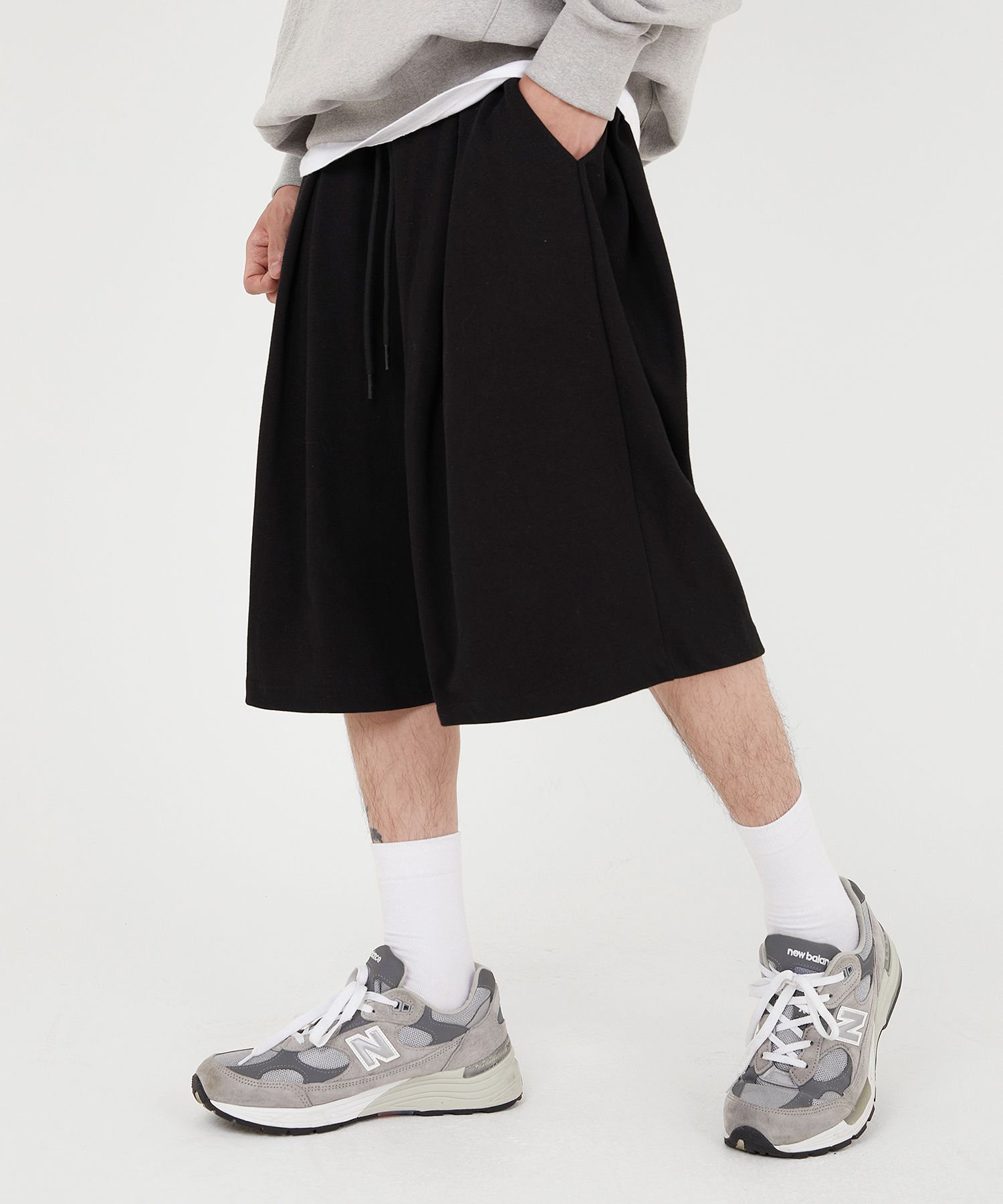 【YOURNUS】Noise Two-Tuck Bermuda Pants YOURNUS】Noise Two-Tuck Bermuda Pants 1788822547.jpg