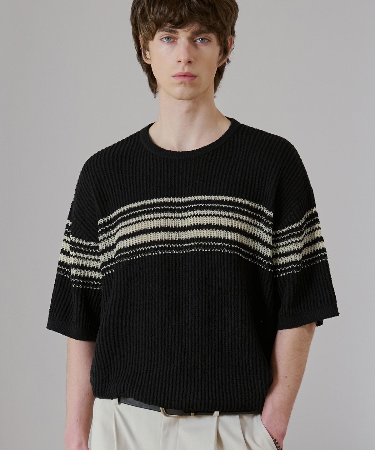 드로우핏(DRAW FIT) 부클 엣지 스트라이프 하프 니트 [BLACK]