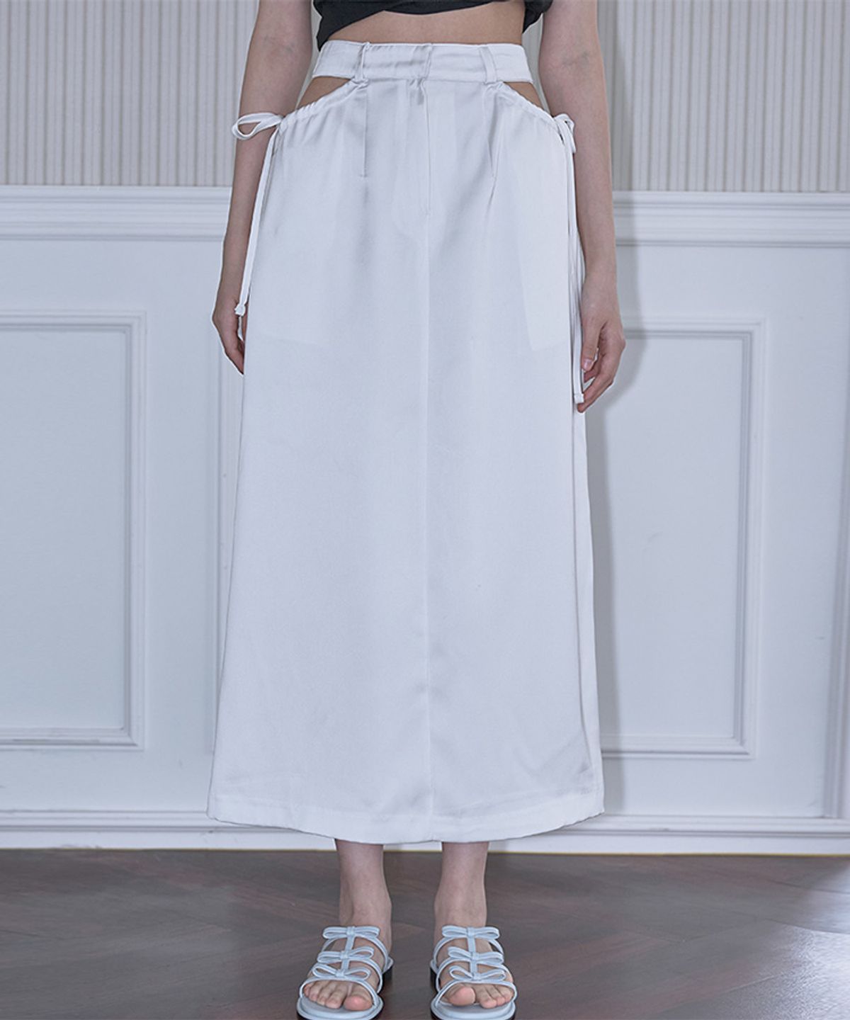 로제프란츠(ROSEFRANTZ) Cut Out Satin Long Skirt [White]