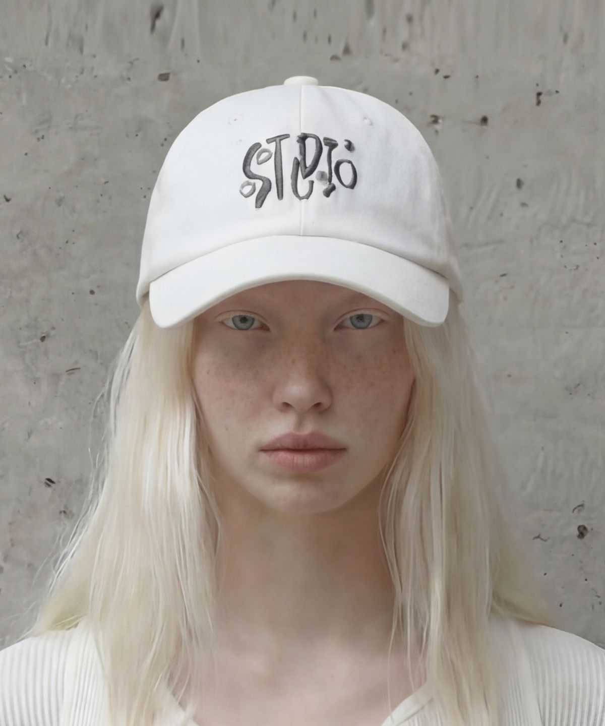 언더컨트롤 스튜디오(UNDERCONTROL STUDIO) 스터드 로고 볼캡 BALL CAP / JEWEL STUD / BATIK CREAM