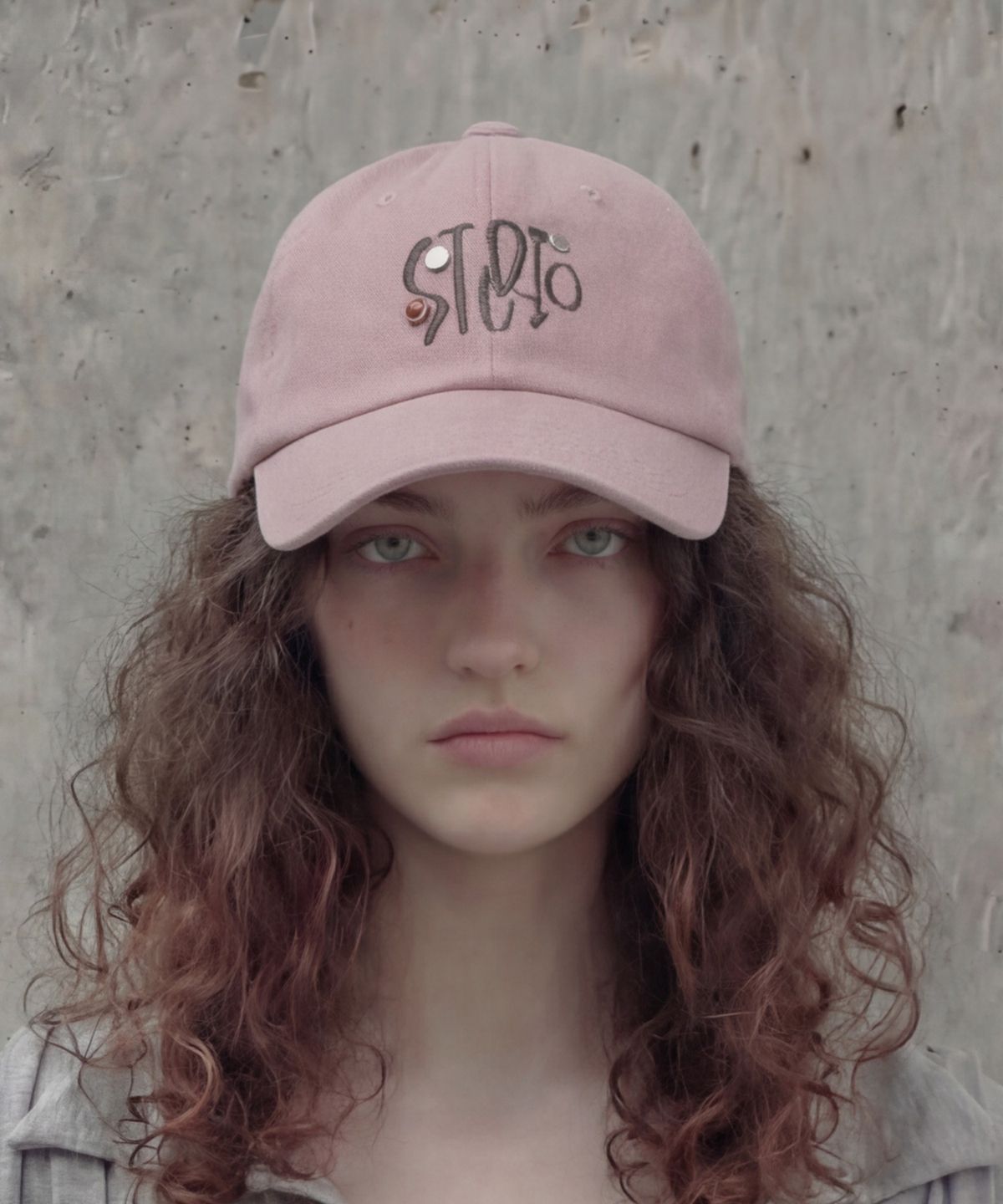 언더컨트롤 스튜디오(UNDERCONTROL STUDIO) 스터드 로고 볼캡 BALL CAP / JEWEL STUD / BATIK PINK
