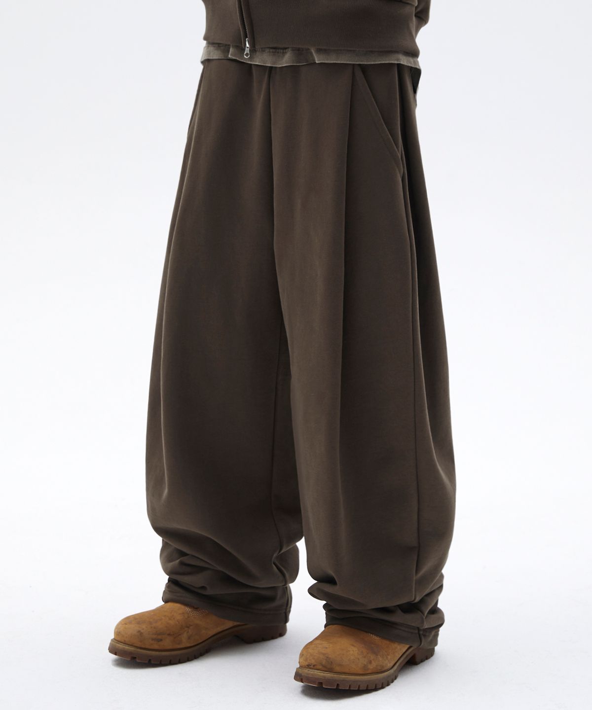 스웨이드(SUADE) TWO TUCK LONG PANTS [BROWN]