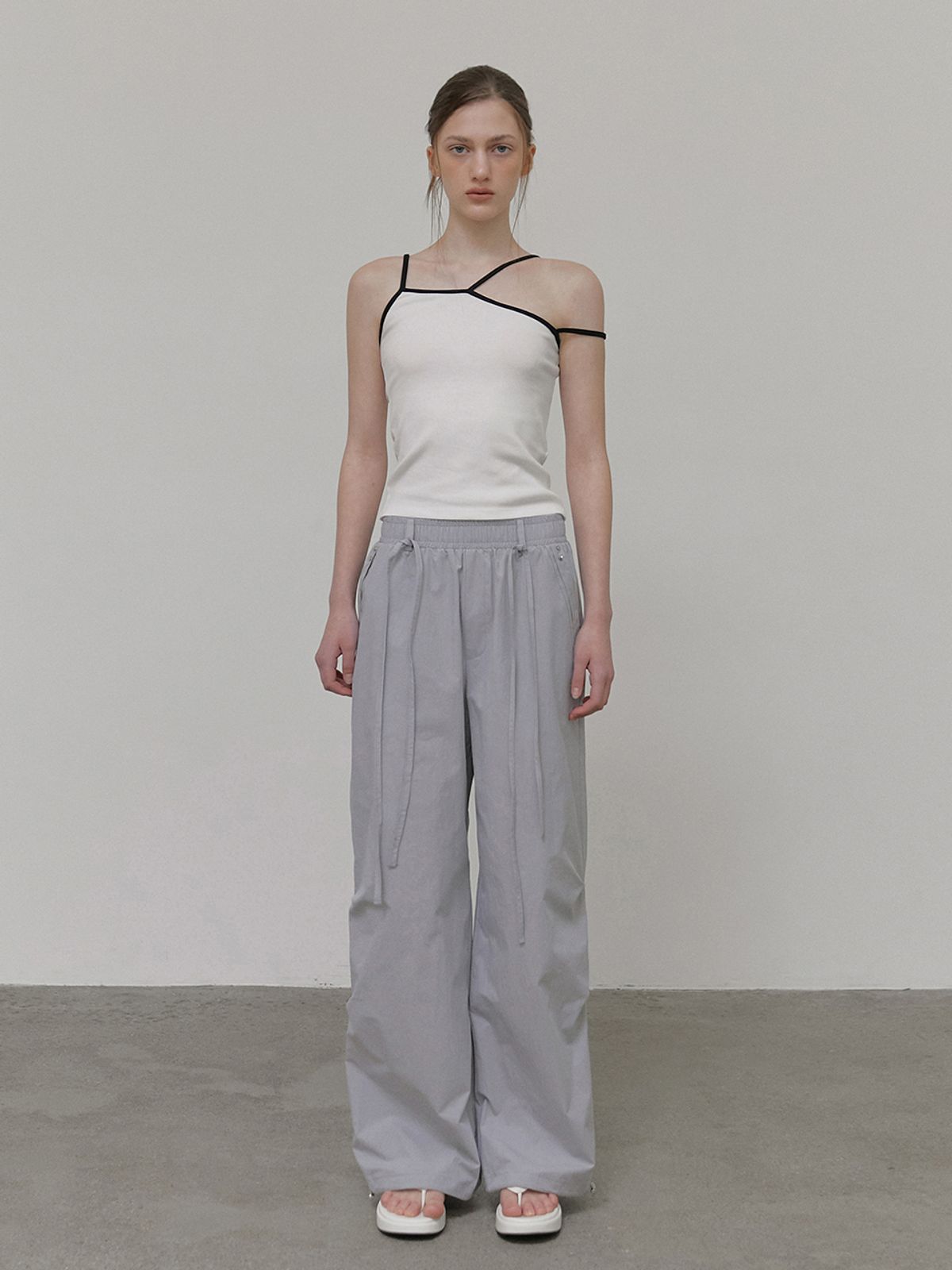 에트몽(ETMON) Strap Pintuck Banding Pants, Sky Grey