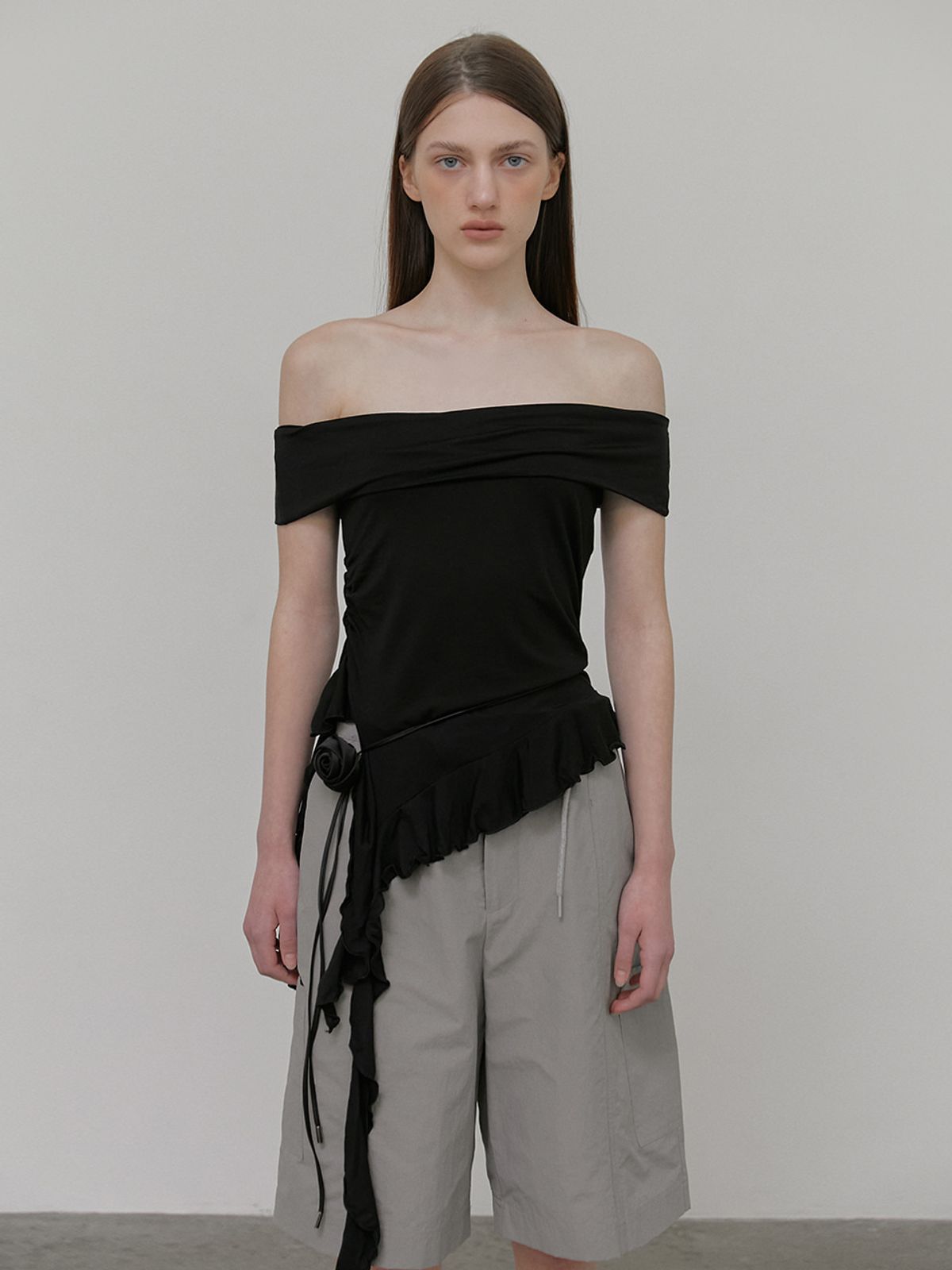에트몽(ETMON) Frill Off Shoulder T-Shirt, Black