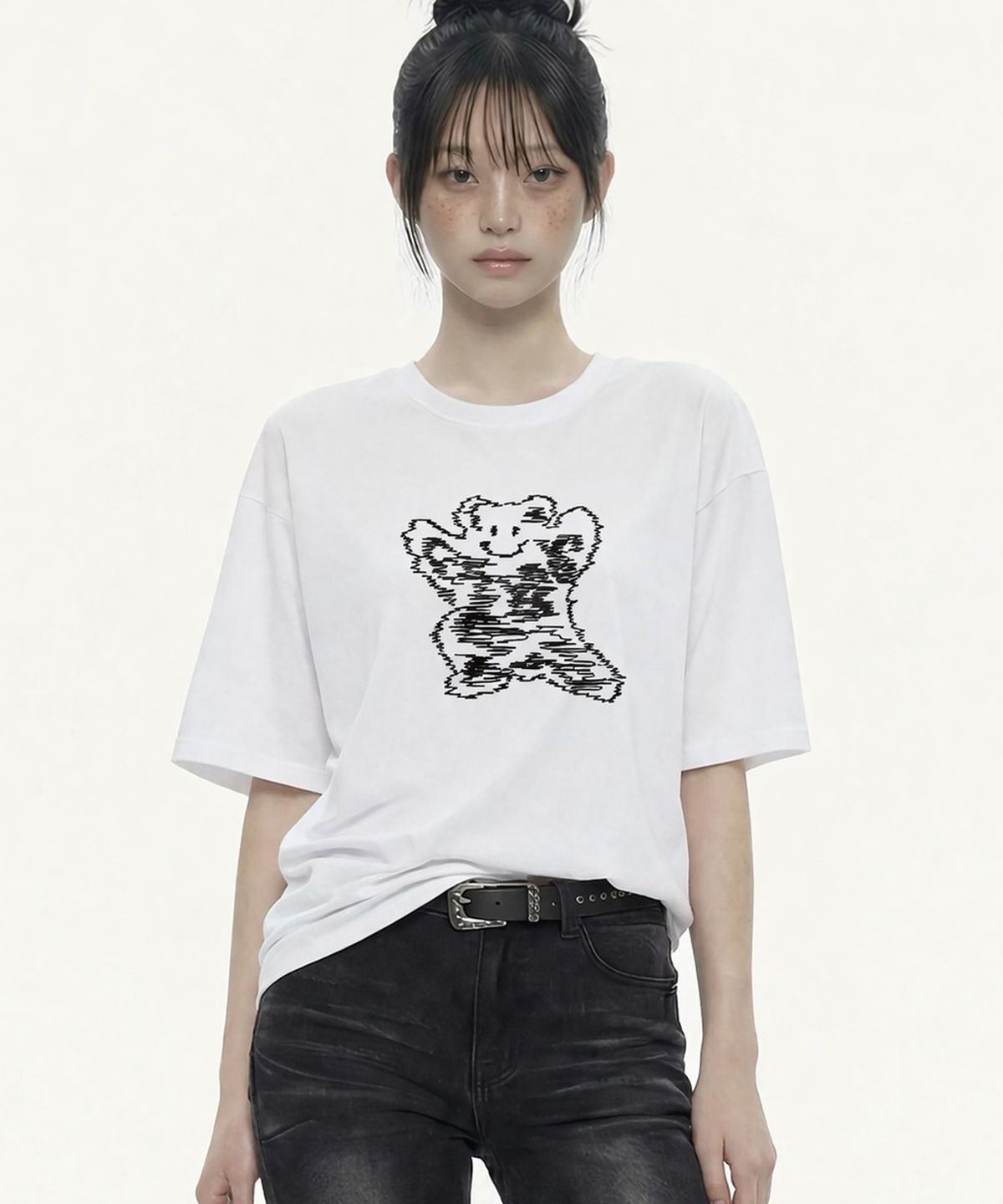 그레이버(GRAVER) [UNISEX]라인 빅 베어스마일 반팔티_화이트