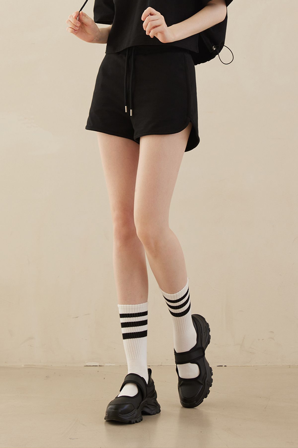 로우사이클(LOWCYCLE) 엔타르티카 미니 밴딩 숏팬츠 블랙