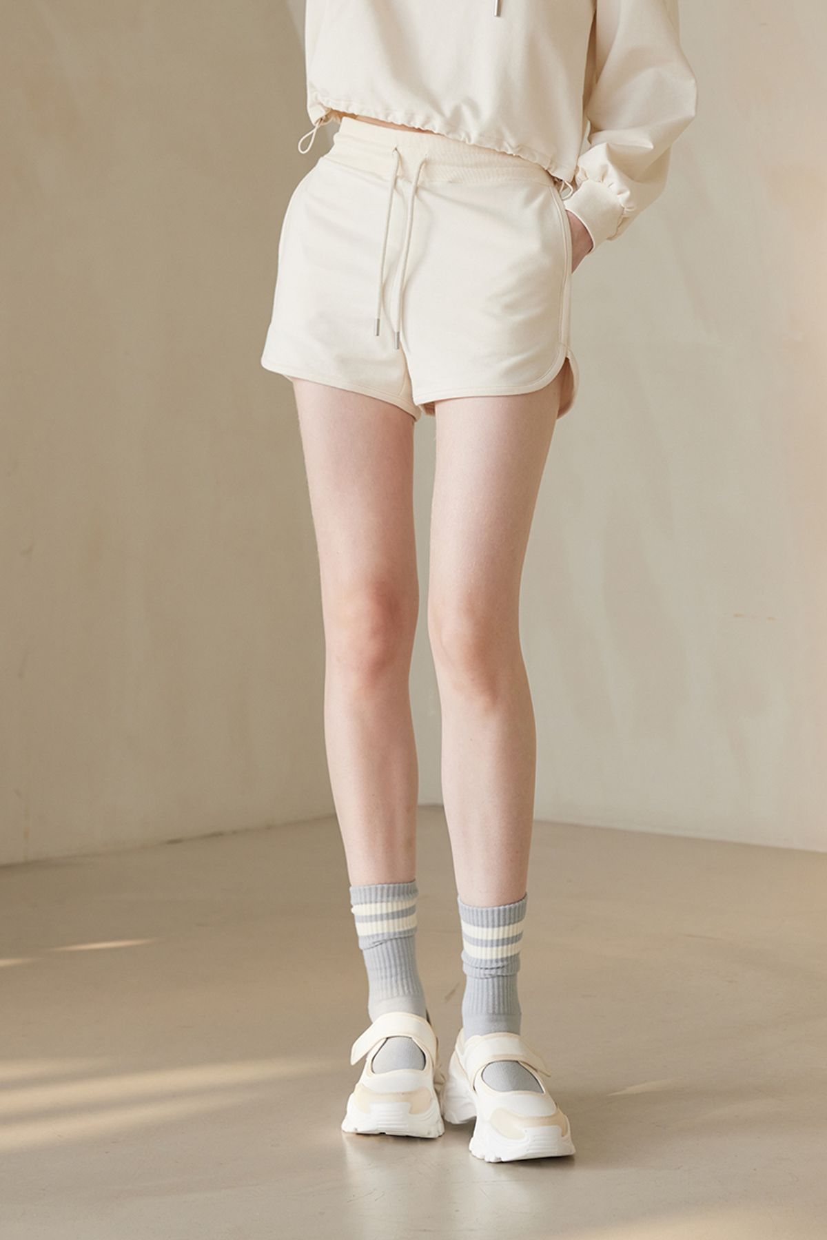 로우사이클(LOWCYCLE) 엔타르티카 미니 밴딩 숏팬츠 아이보리