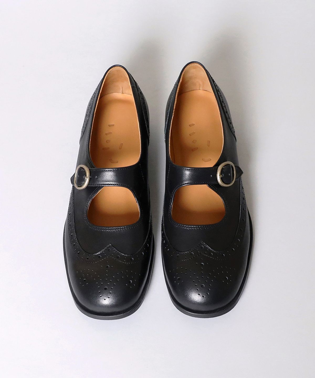 흰(HEENN) Wingtip Brogue Mary Jane Shoes . Black