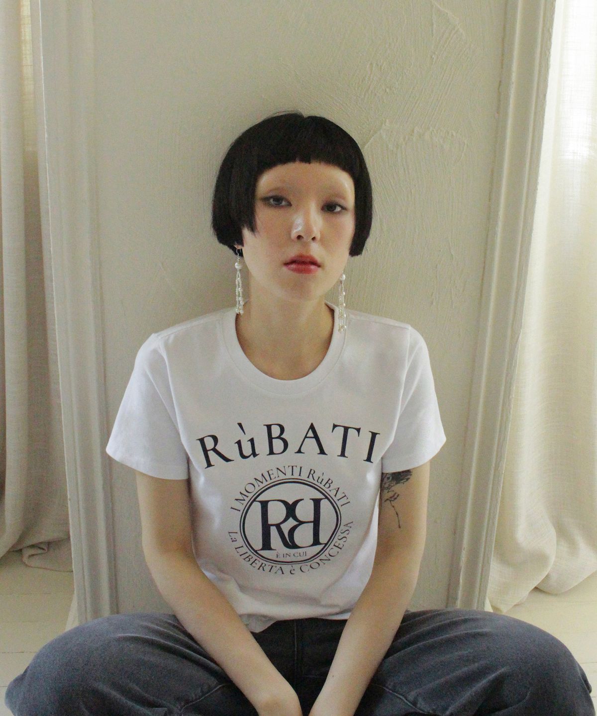 루바티(RUBATI) 아크 로고 티셔츠_화이트