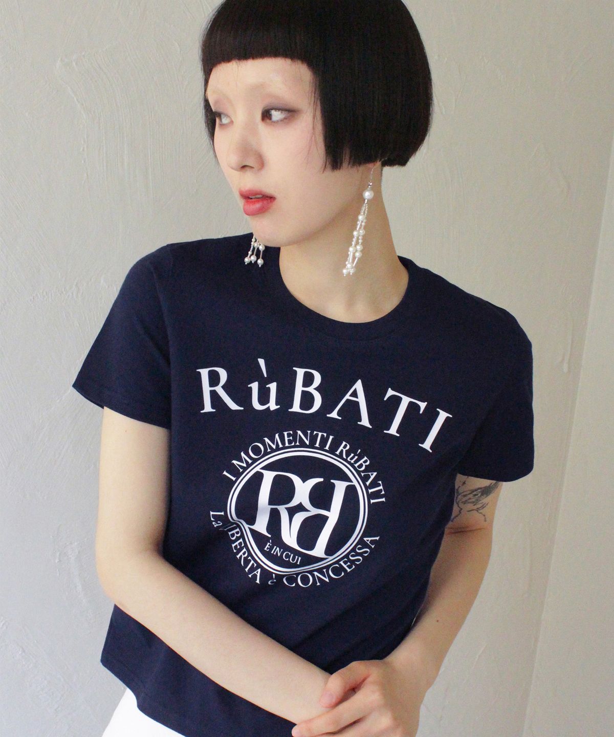 루바티(RUBATI) 아크 로고 티셔츠_네이비