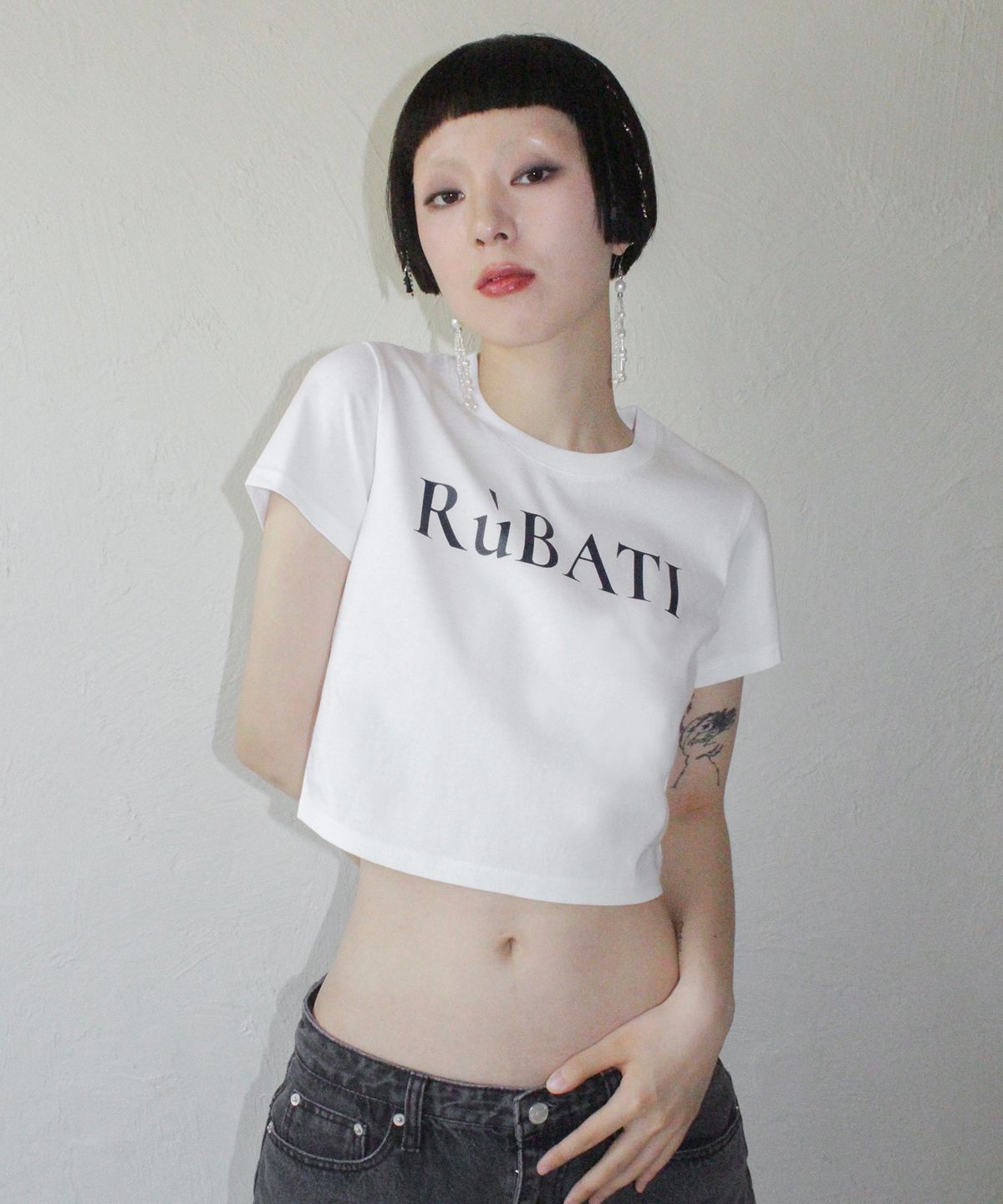 루바티(RUBATI) 로고 크롭 티셔츠_화이트