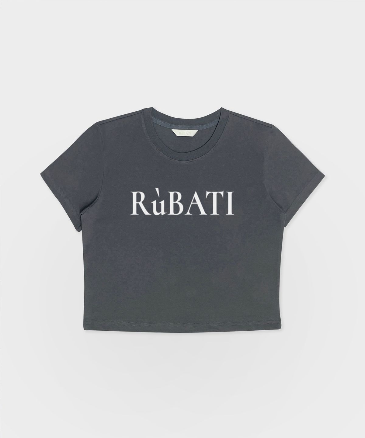 루바티(RUBATI) 로고 크롭 티셔츠_차콜