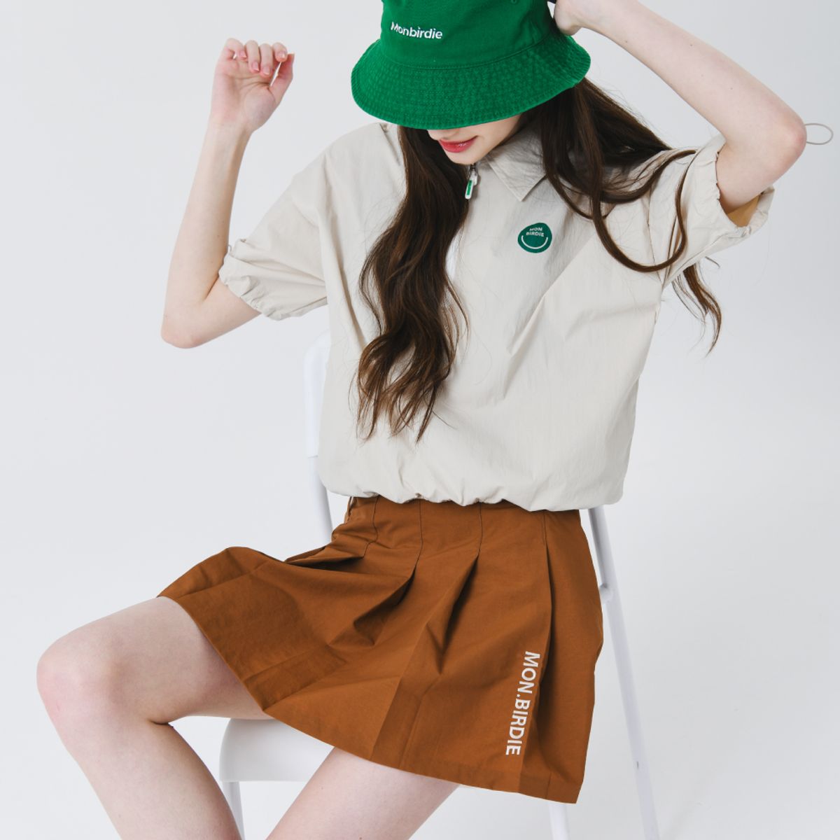 몽버디 골프(MONBIRDIE GOLF) 볼마커 패치 나일론 플리츠 스커트 CAMEL BROWN