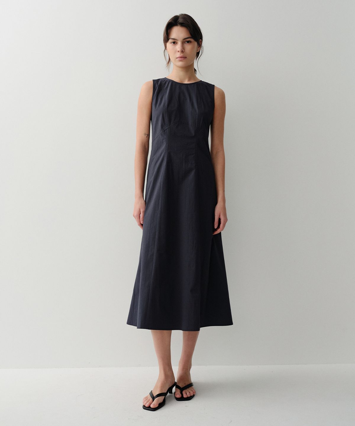 이아(EAAH) RAYE SLEEVELESS DRESS (NAVY)