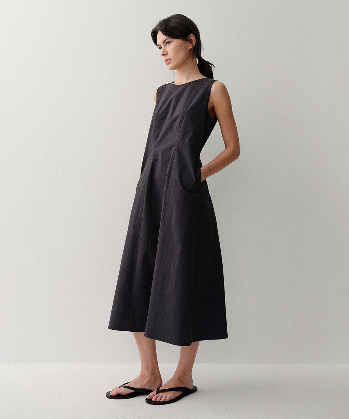 이아(EAAH) RAYE SLEEVELESS DRESS (BLACK)