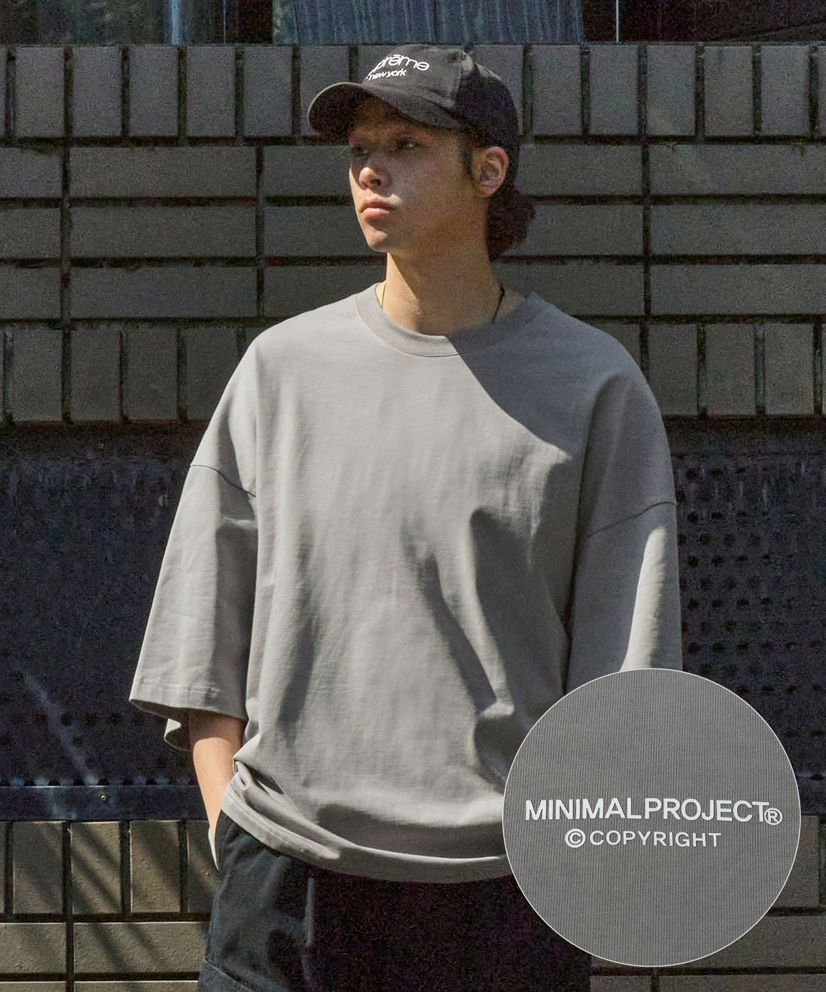 미니멀프로젝트(MINIMALPROJECT) 시그니처 로고 포인트 반팔티셔츠 MST157 [GRAY]