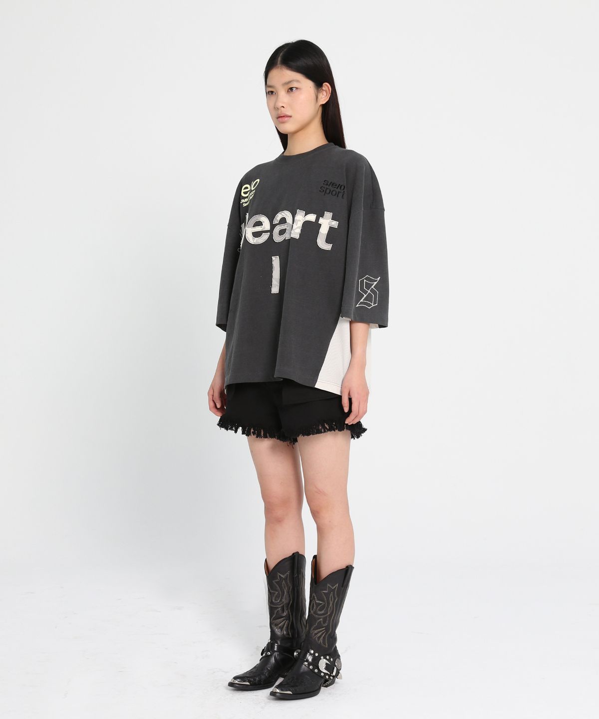 에스이오(s/e/o) HEART APLIQUE RUGBY JERSEY TOP_CHARCOAL