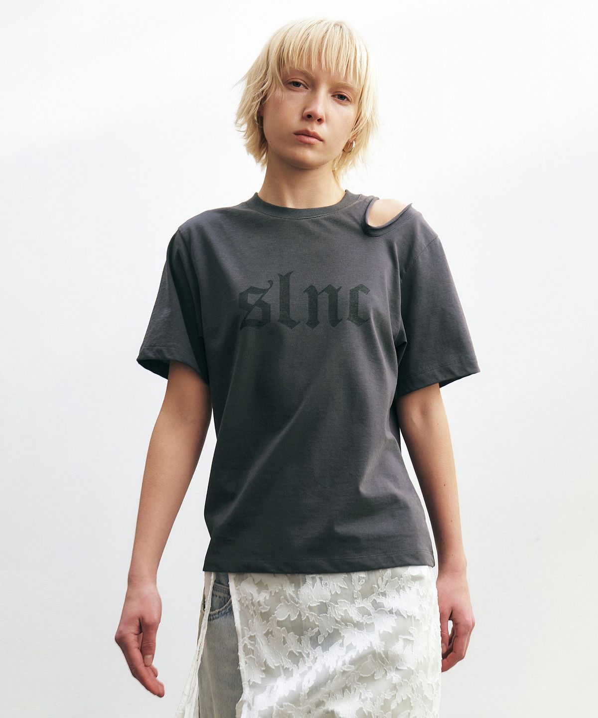 인사일런스 우먼(INSILENCE WOMEN) SLNC 컷아웃 티셔츠 CHARCOAL