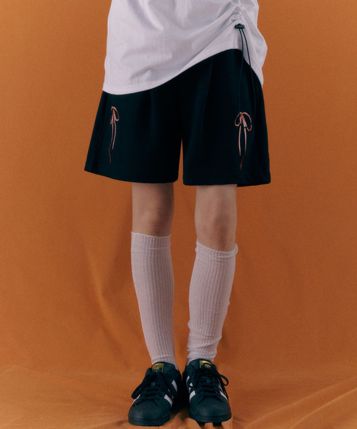 엠블러(AMBLER) Ribbon shorts 버뮤다 원턱 스웨트 숏츠 반바지 ASP701 (블랙)