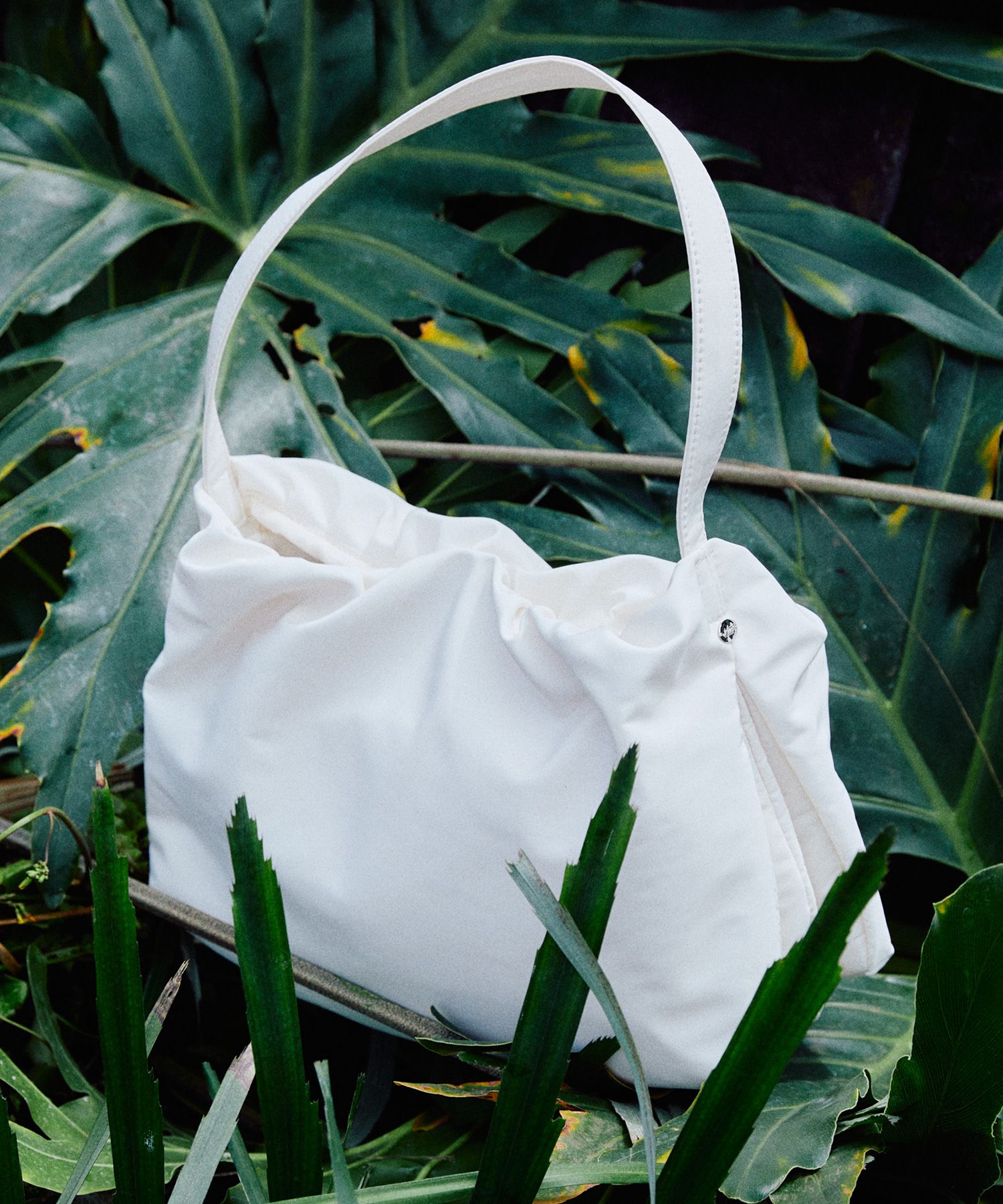 MUSINSA公式 | TTUDEMENT SHELL HOBO BAG CREAM