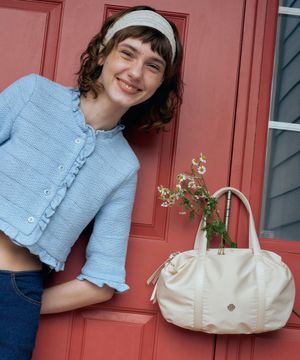 오로라 셔링 더플 미니백_아이보리