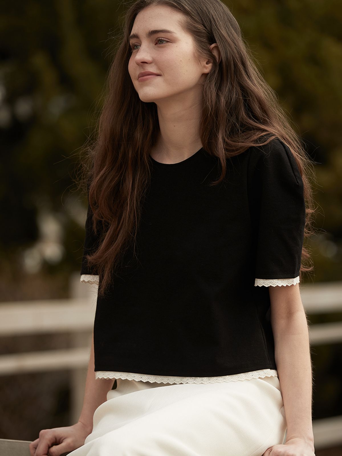 비뮤즈맨션(BEMUSE MANSION) Hem line lace detail top - Black