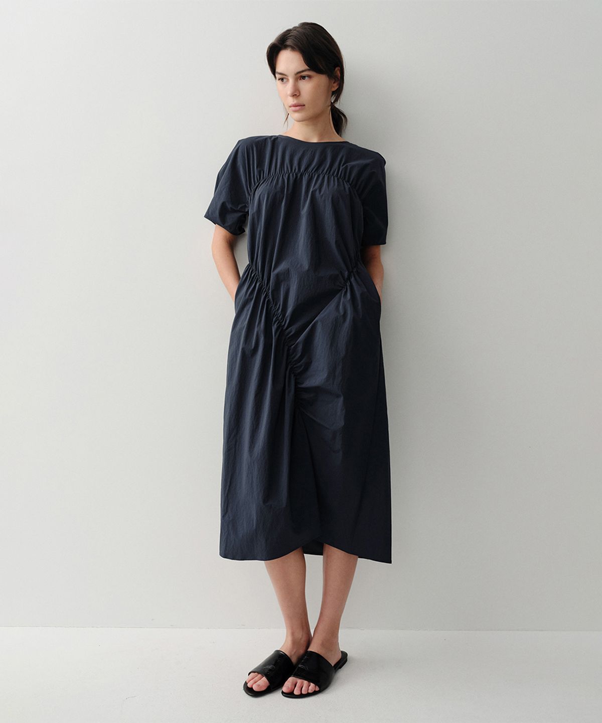 이아(EAAH) SHIRRING LONG DRESS (NAVY)