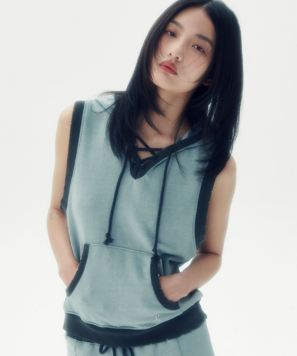러닝하이(RUNNINGHIGH) 후드 슬리브리스 스웻 베스트 [스카이 블루]