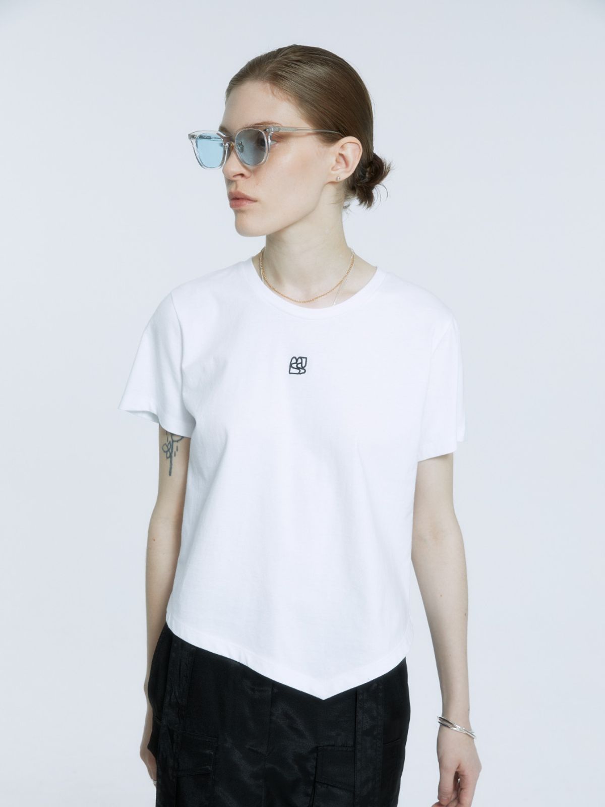 뮤제(MUSEE) KALO Embroidered Unbalanced Hem T-shirt_White