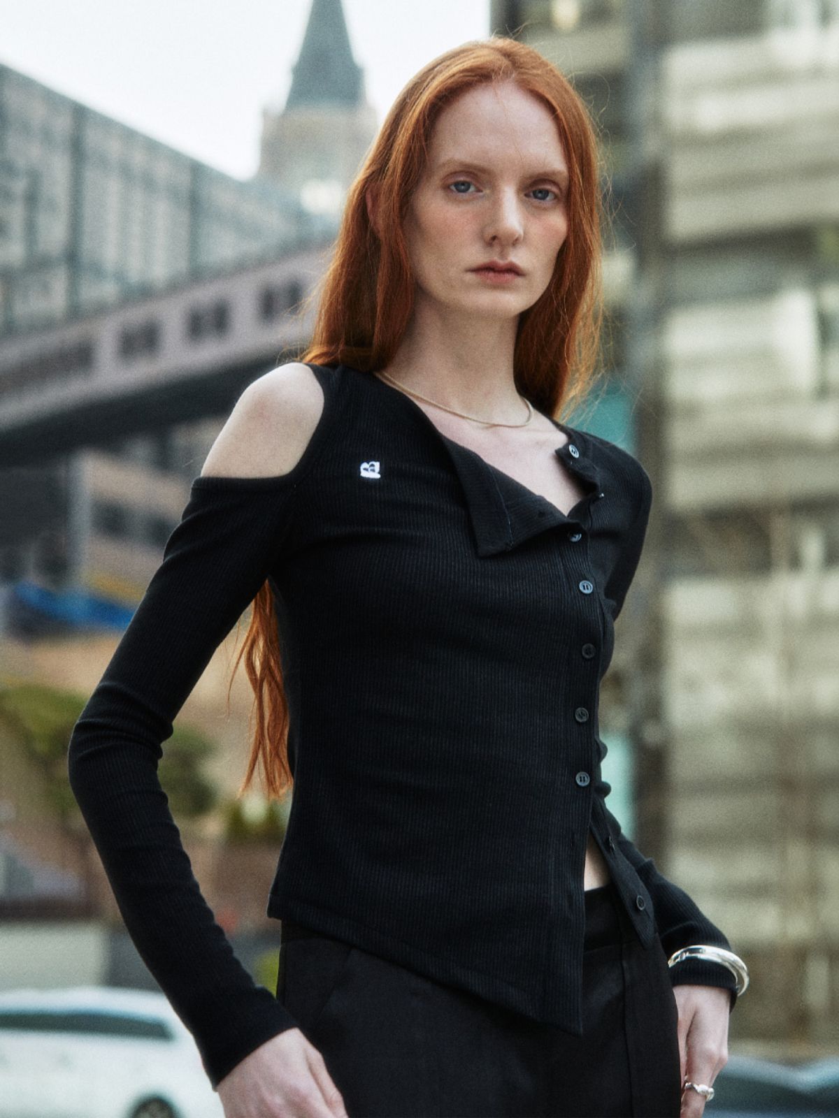 뮤제(MUSEE) VIENNE Unbalanced Cut-Out Detail Knitted Cardigan_Black