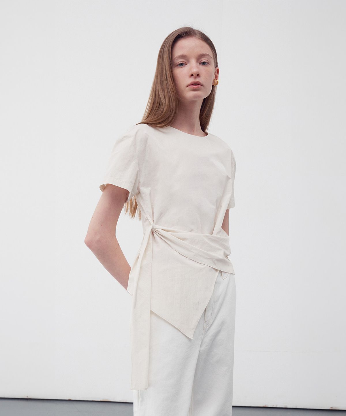 리이(RE RHEE) ASYMMETRIC HEM BLOUSE CREAM