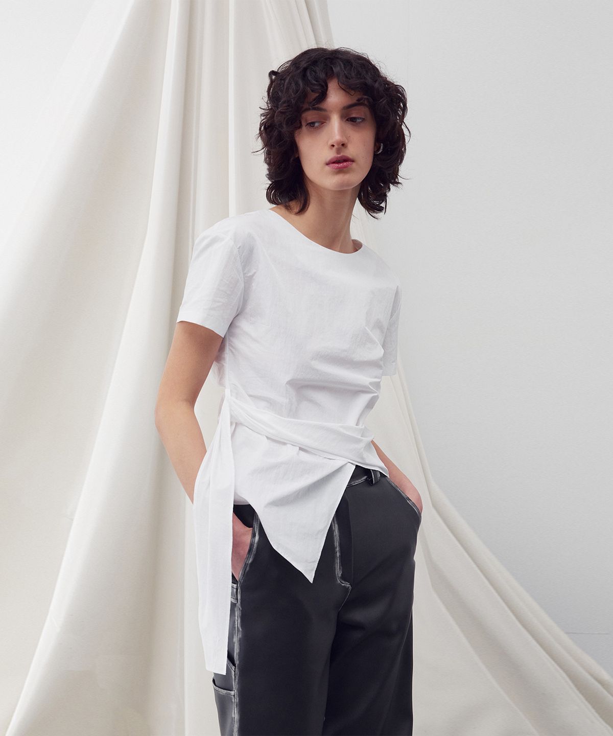 리이(RE RHEE) ASYMMETRIC HEM BLOUSE WHITE