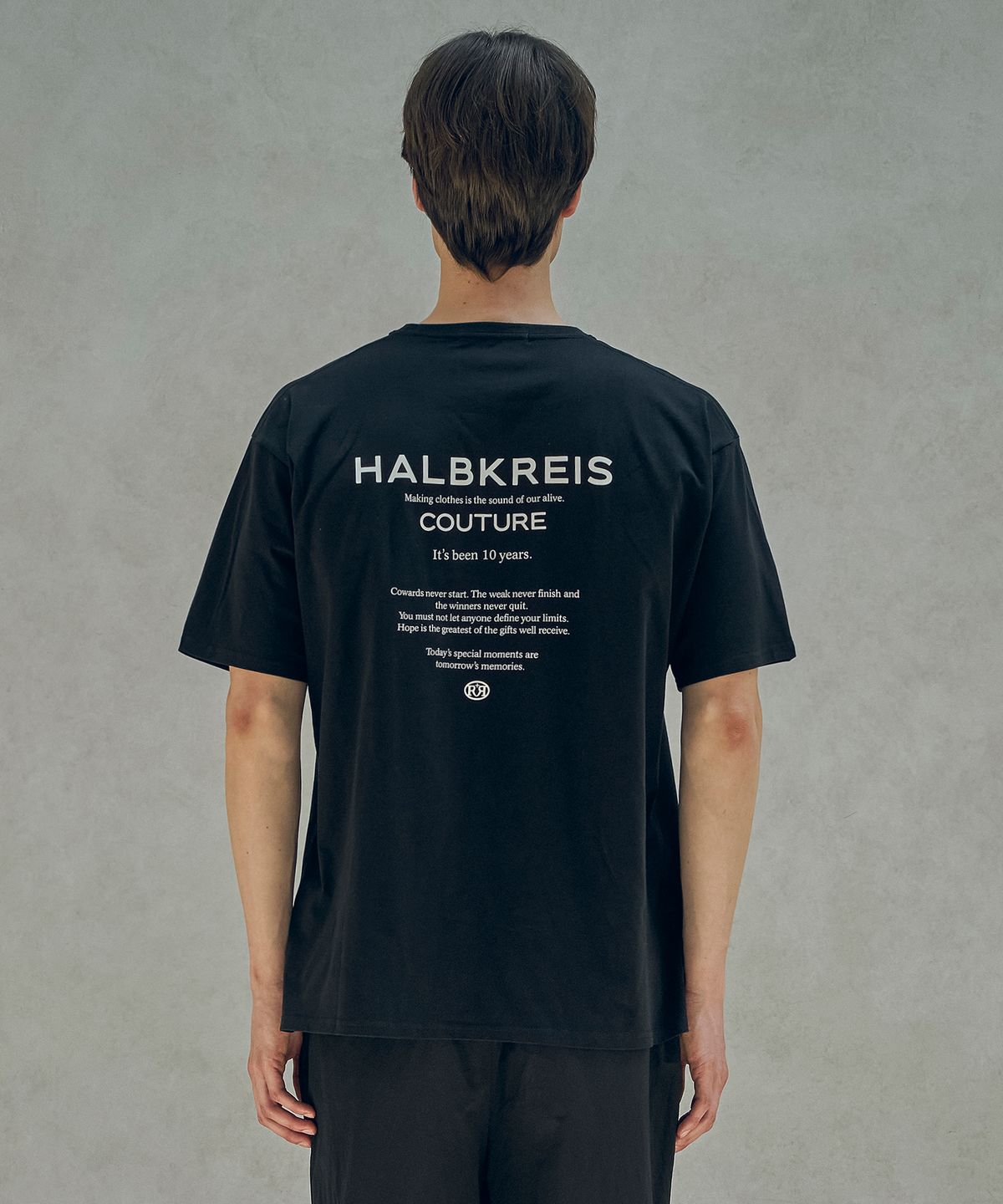 하프크라이즈 레이아웃(HALBKREIS LAYOUT) T20045 Staff printing T-shirt_Black
